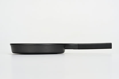 4w1h 燕三条キッチン研究所 冷凍餃子フライパンチャレンジから生まれたフライパン《初回限定カラー》 ガラス蓋付き 日本製