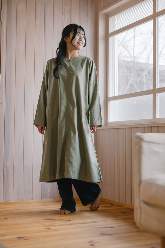 SUN VALLEY（サンバレー）オックス ドルマンワンピース ＜Mサイズ＞ ネイビー/ソフトカーキ 日本製品染 SK2032267