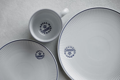ROYAL COPENHAGEN（ロイヤル コペンハーゲン）ブルーライン クーププレート 19cm